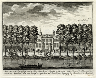 135702 Gezicht over de Vecht bij Maarssen op de voorgevel en de tuin van het huis Harteveld.